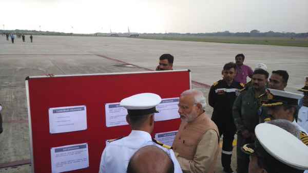 2015- बाढ़ का जायजा लेने अराकोणम नेवल बेस के एयर स्टेशन पहुंचे