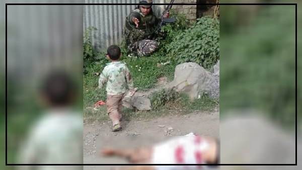 आतंकियों की गोली का शिकार हुए दादा के शव के पास बच्चा बैठा रो रहा था