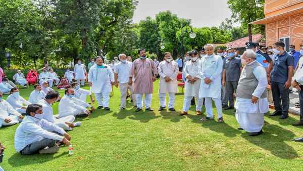 कांग्रेस लगा रही है राज्यपाल पर राजनीति का आरोप