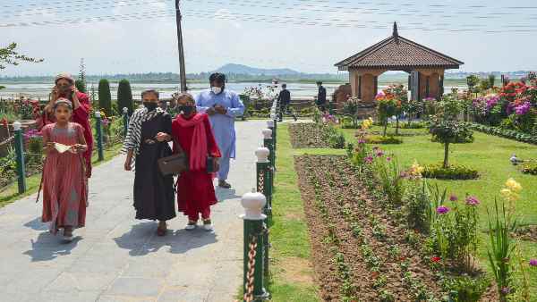 पहले चैप्टर था 'सेपरेटिज्म एंड बियोंड'