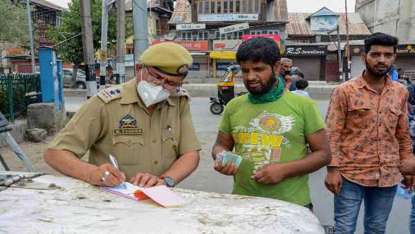 कश्मीरी पंडितों के विस्थापन का भी जिक्र