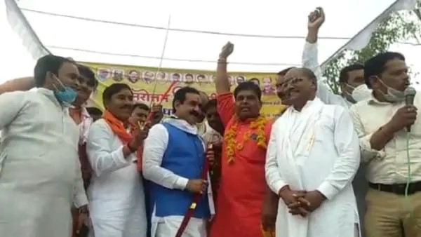 Madhya Pradesh health minister Violate social distancing rules in Shivpuri Madhya Pradesh health minister Violate social distancing rules in Shivpuri