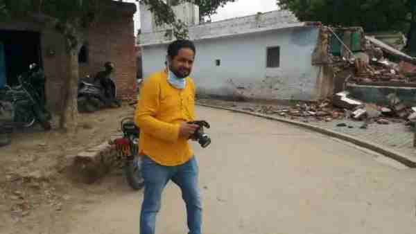 डायरेक्टर ने गांव जाकर सुने विकास की दबंगई के किस्से