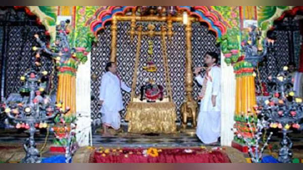इस बार सोने-चांदी के हिंडोले नहीं डाले