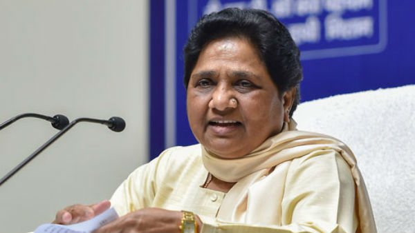 मायावती ने बांधी थी चांदी की राखी