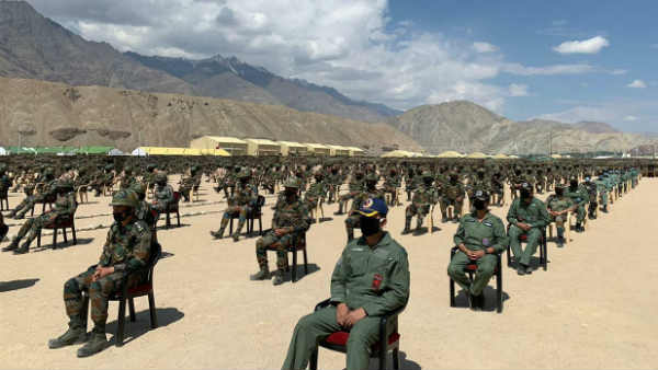 11,000 फीट पर सैनिकों के साथ मीटिंग