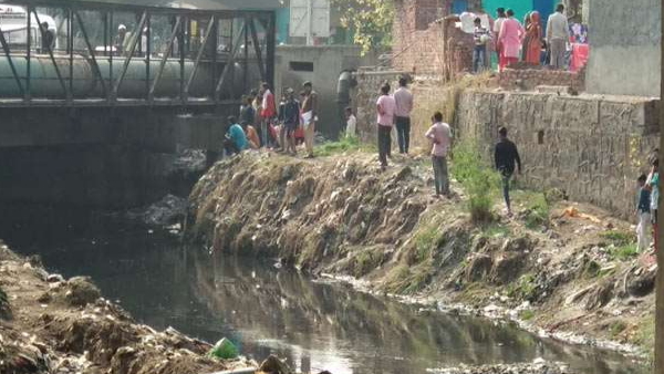 लोगों को मारकर शवों को नाले में फेंक रही थी भीड़