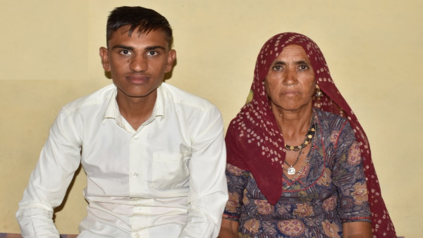 मां कामयाबी पर खुश, बेटा दूर जाने से मायूस