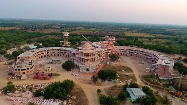 1995 में हुआ था शिलान्यास