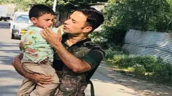 सीआरपीएफ के इस जवान ने बच्चे की बचाई जान
