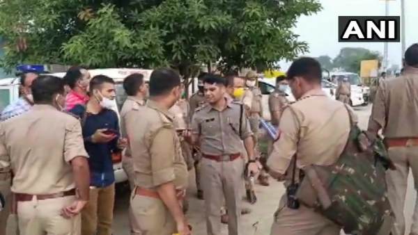 बदमाशों ने घात लगाकर की पुलिस पर फायरिंग