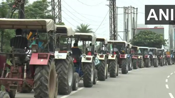 Thousands of Farmers Take Out Tractor March Against Centres 3 New Ordinances in Punjab Thousands of Farmers Take Out Tractor March Against Centres 3 New Ordinances in Punjab