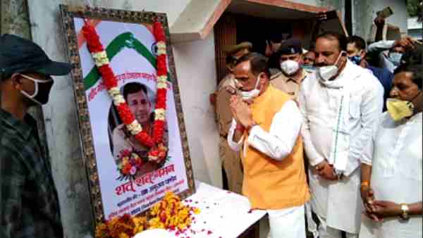 Deputy CM Dinesh Sharma arrives at the house of martyr Daroga Mahesh Yadav in Kanpur encounter Deputy CM Dinesh Sharma arrives at the house of martyr Daroga Mahesh Yadav in Kanpur encounter