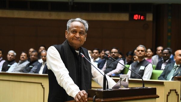 सीएम गहलोत के घर पर हो रही है कैबिनेट बैठक, राज्यपाल के सवालों के जवाबोंं पर चर्चा की उम्मीद सीएम गहलोत के घर पर हो रही है कैबिनेट बैठक, राज्यपाल के सवालों के जवाबोंं पर चर्चा की उम्मीद