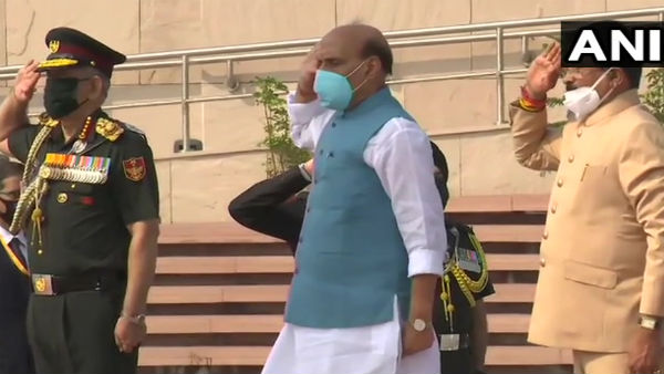 रक्षा मंत्री ने वॉर मेमोरियल पर शहीदों को दी श्रद्धांजलि रक्षा मंत्री ने वॉर मेमोरियल पर शहीदों को दी श्रद्धांजलि