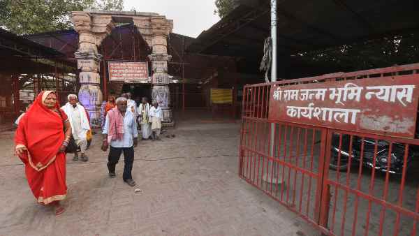 23 दिसंबर, 1949 को ढांचे के अंदर अचानक रामलला की मूर्ति पाई गई