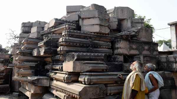 1989 में विवादित परिसर के पास ही शिलान्यास किया गया