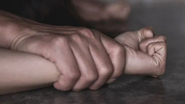 फोटो दिखाकर ब्लैकमेल करने लगा टीचर