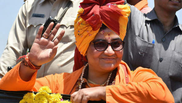 BJP सांसद साध्वी प्रज्ञा की अजीब अपील- रोज पांच बार पढ़ें हनुमान चालीसा, दूर होगा कोरोना BJP सांसद साध्वी प्रज्ञा की अजीब अपील- रोज पांच बार पढ़ें हनुमान चालीसा, दूर होगा कोरोना