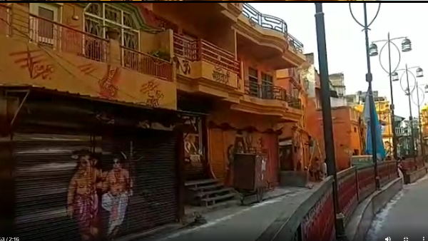 हर साल गली को सजाते हैं मंत्री नंदी