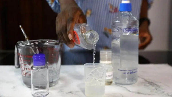 शराब न मिलने पर पीने लगे सैनिटाइजर
