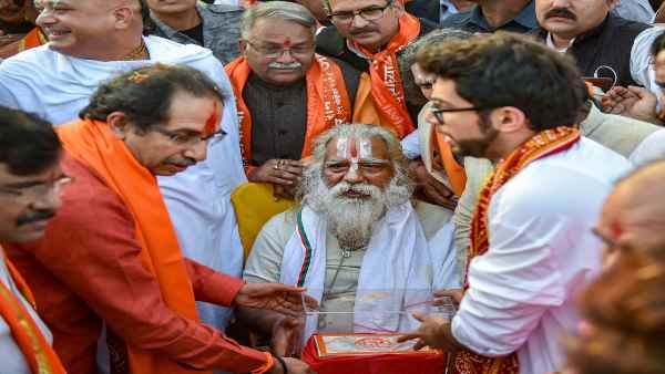 शिवसेना ने अपनी पीठ खूब थपथपाई