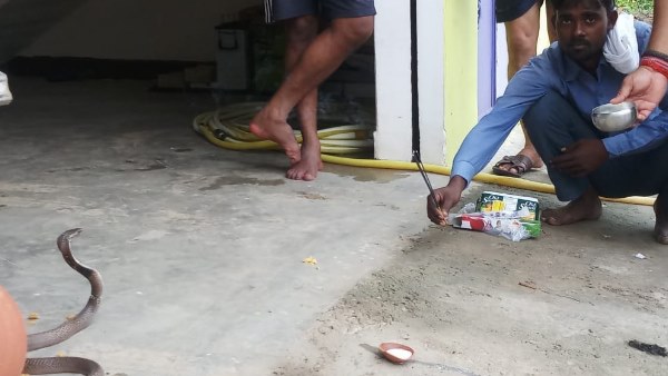 पैंट ढीला कर खड़ा रहा श्रमिक