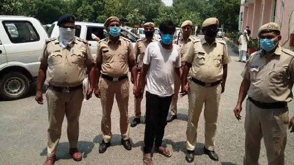 कुल छह आरोपी, जिनमें दो महिलाएं