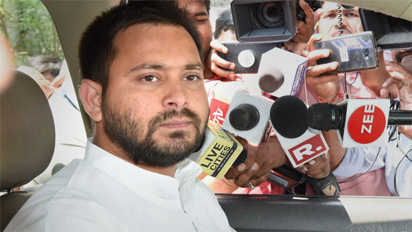 नीतीश कुमार की कोरोना रिपोर्ट 2 घंटे में और आम लोगों को 7 दिन करना पड़ता है इंतजार, तेजस्वी ने बोला हमला नीतीश कुमार की कोरोना रिपोर्ट 2 घंटे में और आम लोगों को 7 दिन करना पड़ता है इंतजार, तेजस्वी ने बोला हमला