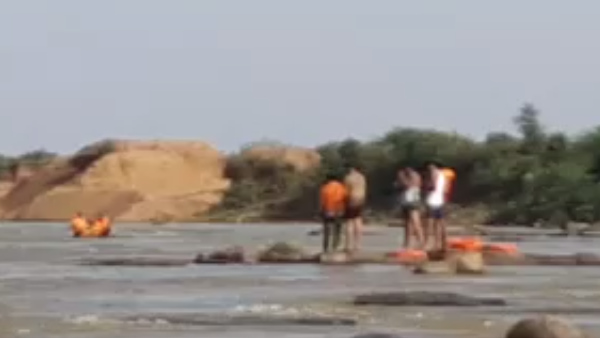 Two youths trapped with tractor trolley in Parvati river after rain in Baran Two youths trapped with tractor trolley in Parvati river after rain in Baran