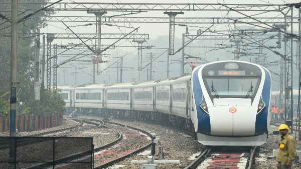 तीन कोच फैक्ट्रियों में एकसाथ बनेंगी 44 'ट्रेन 18'