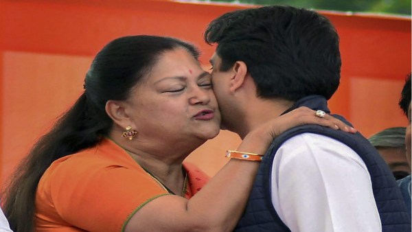 मध्य प्रदेश और राजस्थान दोनों राज्यों में कांग्रेस बहुमत से 2 सीट दूर रह गई थी