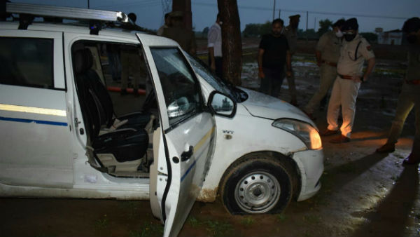 मोस्टवांटेंड गैंगस्टर विकास दुबे अभी भी फरार