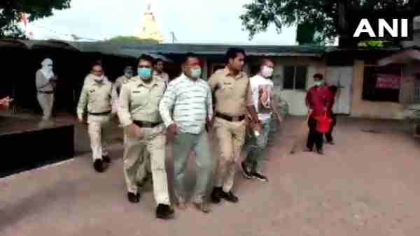 महाकाल मंदिर परिसर में पुलिस ने लिया विकास दुबे को हिरासत में