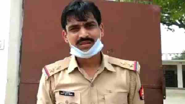 सिपाही ने थानेदार को बताया पर कुछ नहीं किया