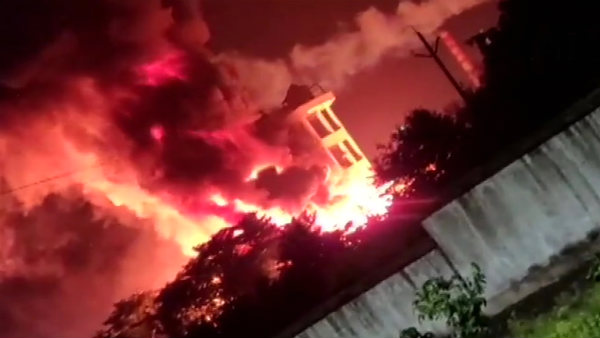 Vizag chemical plant fire, Andhra Pradesh, Visakhapatna, fire, आग, विशाखापट्टनम, आंध्र प्रदेश Vizag chemical plant fire, Andhra Pradesh, Visakhapatna, fire, आग, विशाखापट्टनम, आंध्र प्रदेश