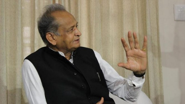 गहलोत के पिता दिखाते थे जादूगरी