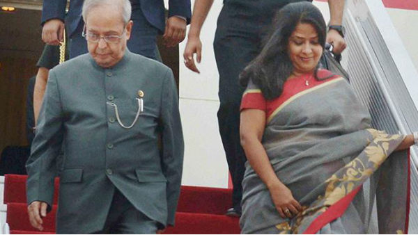 बेटी शर्मिष्ठा पिता के बेहद करीब