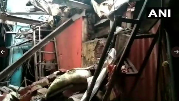 Maharashtra: One dead and four injured after part of a building collapsed in Chembur area of Mumbai today. Maharashtra: One dead and four injured after part of a building collapsed in Chembur area of Mumbai today.