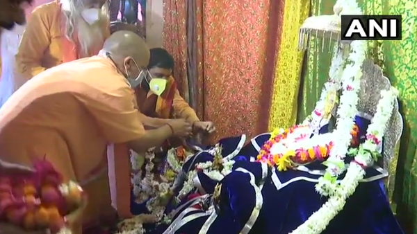 इस विशेष दिन पहनाई जाती है हरे वस्त्र