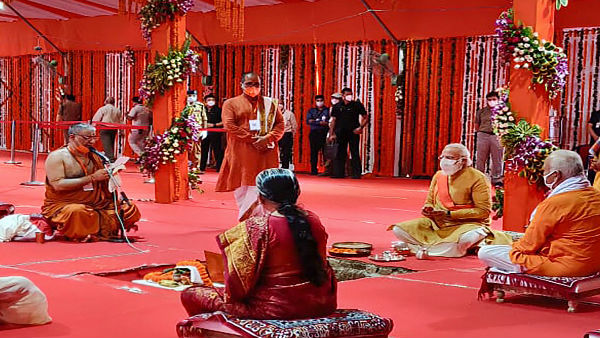 नौ शिलाओं के साथ रखी गई आधारशिला