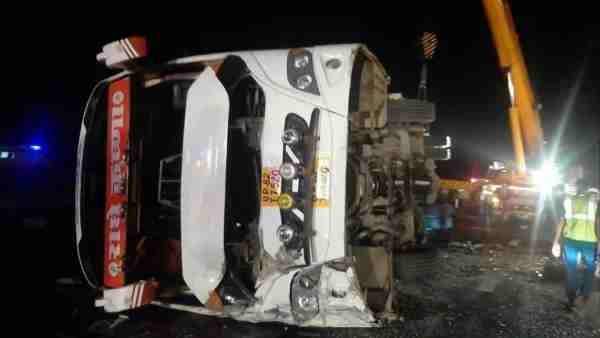 16 hospitlaised after a bus carrying 45 passengers overturned on Agra-Lucknow Expressway 16 hospitlaised after a bus carrying 45 passengers overturned on Agra-Lucknow Expressway
