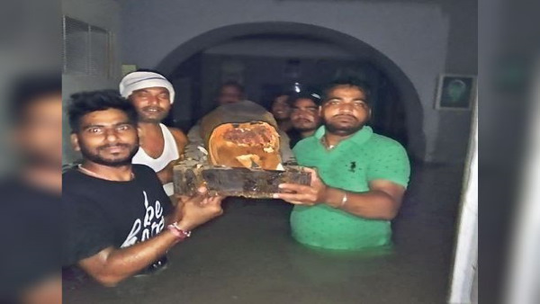 कांच तोड़कर ममी को निकाला बाहर