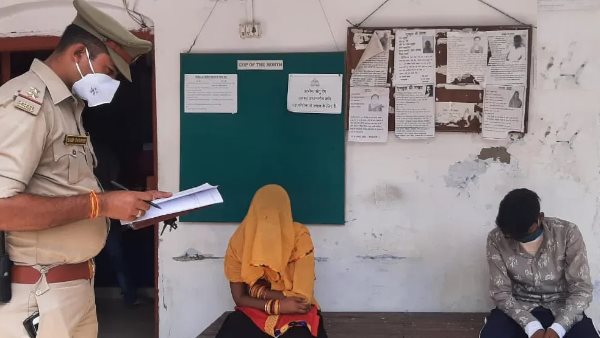 लड़कियों के परिजन कुछ बोलने को तैयार नहीं