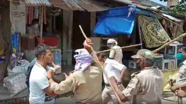 लोगों का आरोप- बेवजह की जमकर पिटाई