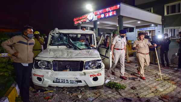 एक विवादित फेसबुक पोस्ट के खिलाफ उग्र हुई भीड़