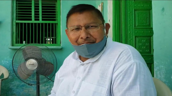 अंग्रेजी और गणित पढ़ाते हैं