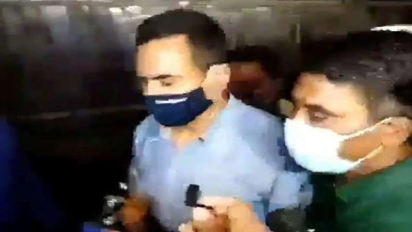 ऑटो में जाकर जांच कर रहे हैं बिहार पुलिस के अधिकारी