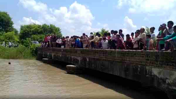 A woman jumped into the canal with her three children in Bijnor district of Uttar Pradesh A woman jumped into the canal with her three children in Bijnor district of Uttar Pradesh