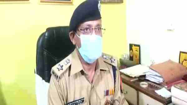 विक्की और दो नौकर हिरासत में